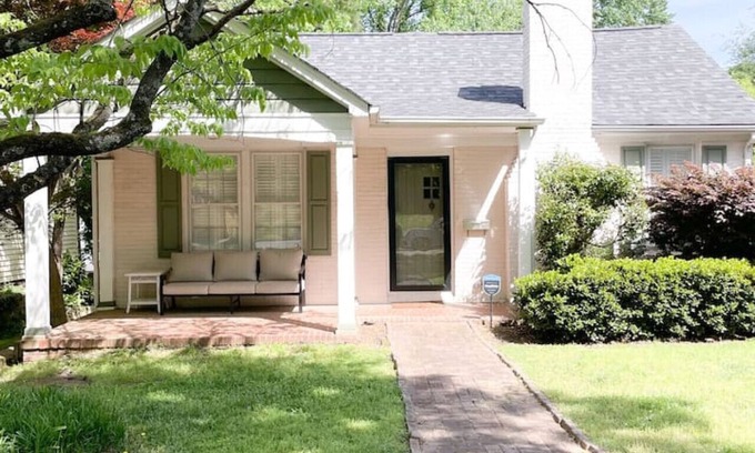 Plaza Midwood Apartment | Relaxing 2BR Escape|Backyard-BBQ-Outdoor Furniture