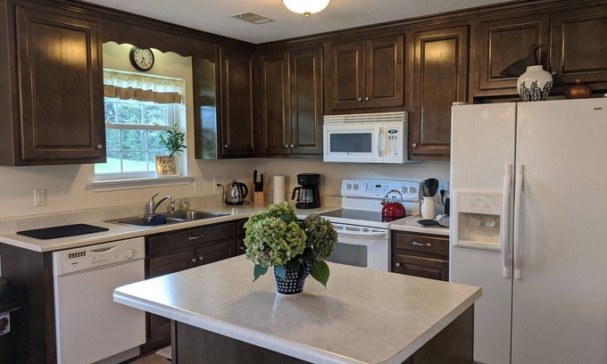 Dahlonega House | Relaxing 3/2 home situated on 10 rolling acres with mountain view!