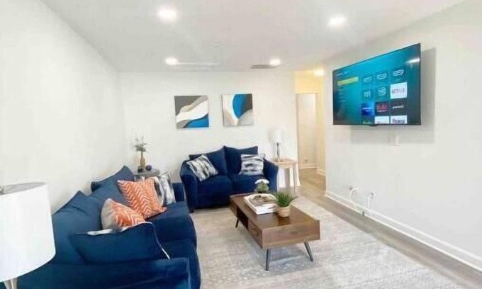 Rolling Meadows House | Relaxing 3 bedroom one level home