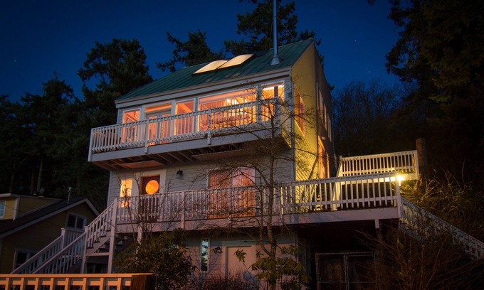 Camano Island Cabin | Relaxing beachfront setting to watch wildlife and tides! Kayaks & fun included!