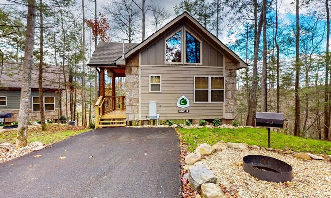 Rocky Grove Cabin | Relaxing dog friendly studio w/free attraction tickets, fire pit, grill, Wi-Fi