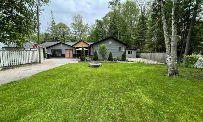 Wasaga Beach House | Relaxing Fall getaway/games room