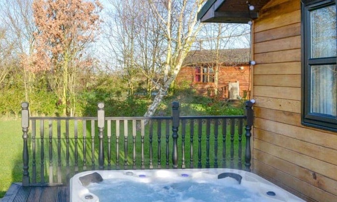 York Cabin | Relaxing Family Lodge With hot tub