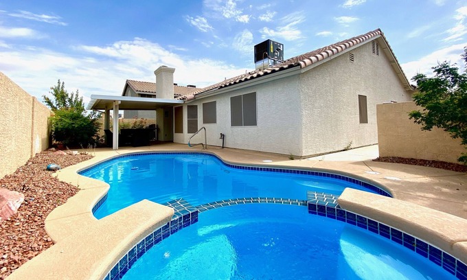 River Mountain House | Relaxing getaway in Henderson *near lake mead* HEATED POOL/SPA with bbq grill