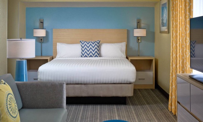 Newark Resort | Relaxing Getaway in Newark! Swimming Pool, Free Breakfast & Parking Available!