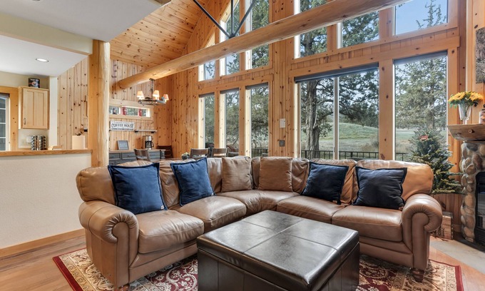 Redmond Ski Chalet | Relaxing golf course-front home with private hot tub, firepit, & shared pool