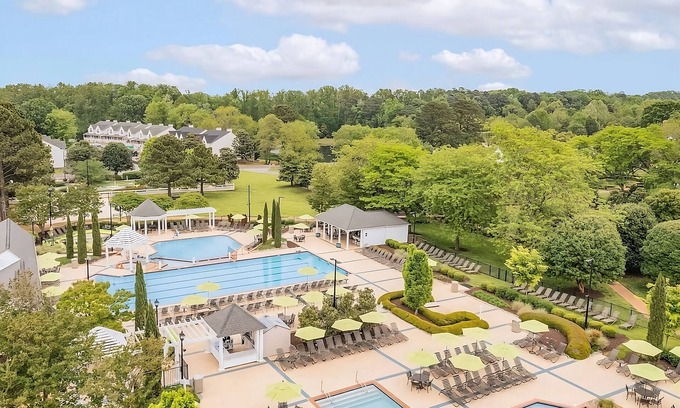 Berkeley House | Relaxing Hideaway! w/Onsite Swimming Pools, Sports Courts, Free Parking!