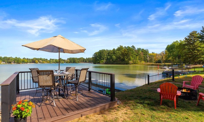 Wild Rose Cottage | Relaxing Lake Vibes Before Fall Arrives +Hot Tub