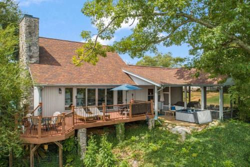 Piney Flats House | Relaxing Lakefront Retreat w/Hot Tub & Dock