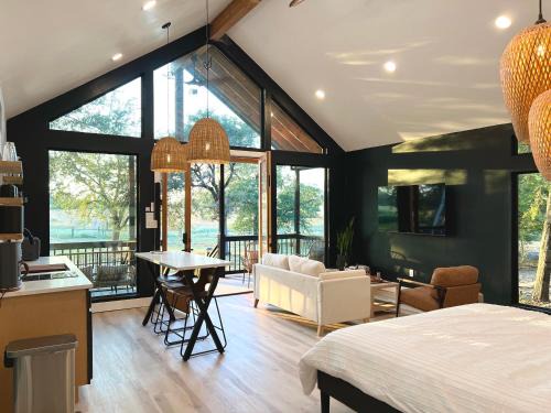 Cedar Creek House | Relaxing Modern stay on a Ranch