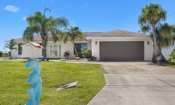 Cape Coral House | Relaxing Pool Home on Freshwater Canal – 2BR/2BA Getaway