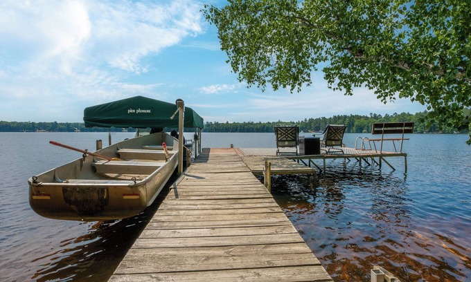 Eagle River House | Relaxing Refuge ~ Lakefront ~ Dogs ~ WiFi ~ AC ~ Remote but Not Far