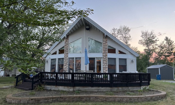 Onekama Cottage | Relaxing Refuge: Lakefront Cottage