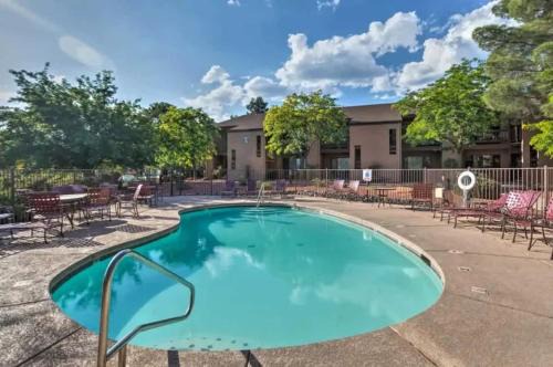 Oak Creek House | Relaxing Sedona Retreat - Walk to Shops & Trails