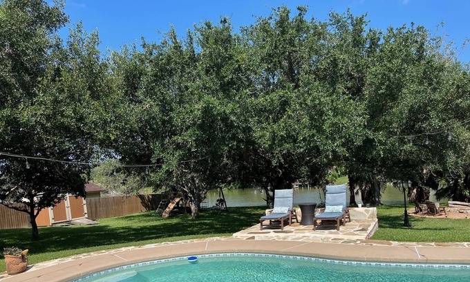 Los Fresnos House | Relaxing waterfront retreat close to the beach, SpaceX and Mexico!