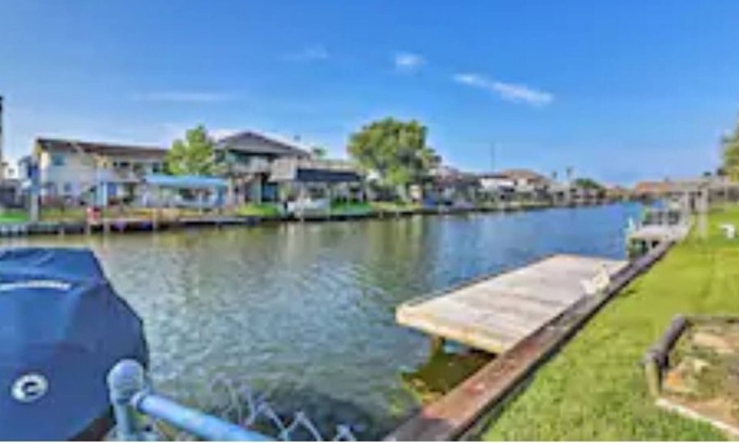 Galveston County House | Relaxing Waterside Home w/ Dock & Extra Suite