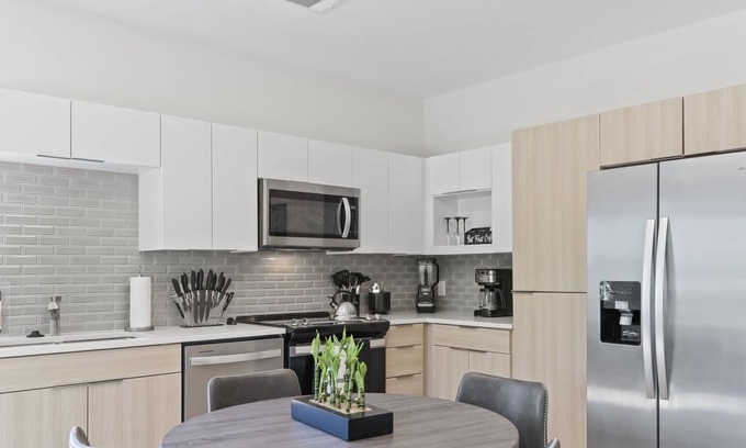 Optimist Park Condo | Reluxme | Modern 2BR Condo Near Uptown & Stadiums