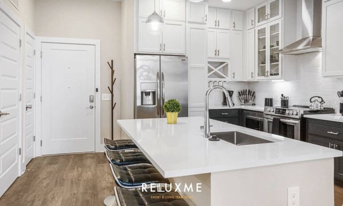 Fourth Ward Apartment | Reluxme | Uptown 2BR Condo w/King Beds & Parking