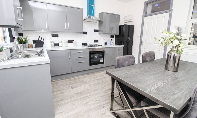 Bradford House | Remarkable 4-bed House in Bradford