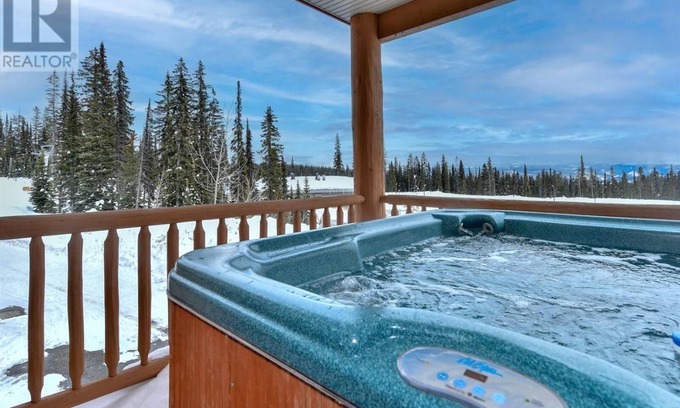 Big White Ski Resort House | Remarkable Ski in/Ski out Big White Townhome with Private Hot Tub! Sleeps 10