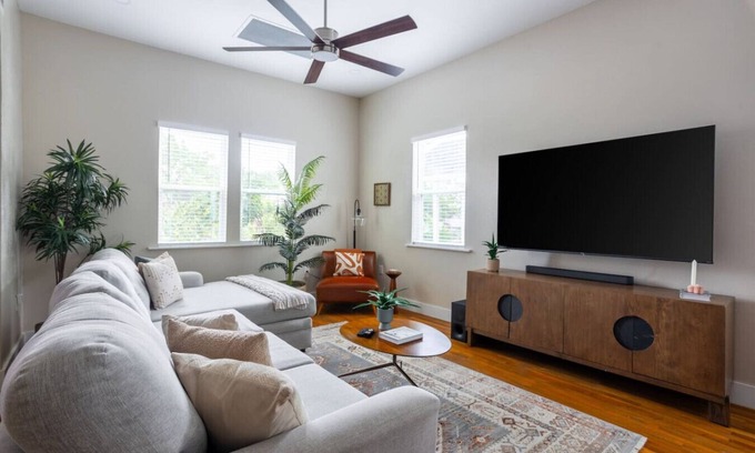 Eastside Promise Neighborhood Apartment | Remodeled 3BR Bungalow | King Bed | 1 mi from DT