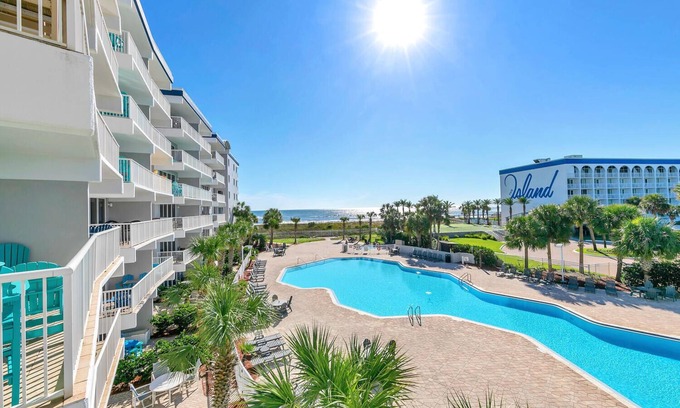 Fort Walton Beach Condo | Remodeled Beachfront 😎 Destin West Gulfside 🦀 Lazy River ⛱️⛱️ 7 Pools 🐠🐬⛵️