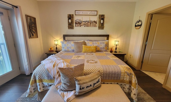 Pigeon Forge Condo | Remodeled Condo, Walk-in Shower, Arcade, King Bed, Pools & Walk to Parkway