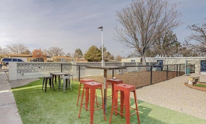 Pueblo Alto Apartment | Remodeled Courtyard Apt w/King Bed, In-Unit W&D