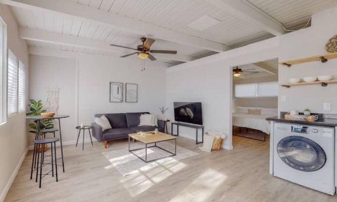 Pueblo Alto Apartment | Remodeled Courtyard Apt w/King Bed, In-Unit W&D