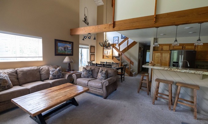 Mammoth Lakes Condo | Remodeled Cozy Retreat with creek view - Snowcreek 4 - TOML-CPAN-10380