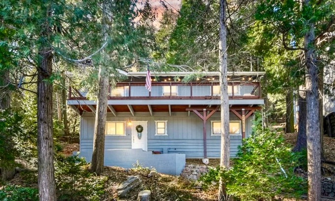 Crestline Cabin | Remodeled Crestline Cabin 1 Mile to Lake Gregory with Balcony Views