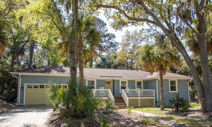 Saint Helena Island Cottage | Remodeled Family Cottage w/ Quiet Backyard, Amazing Sunroom, & WiFi