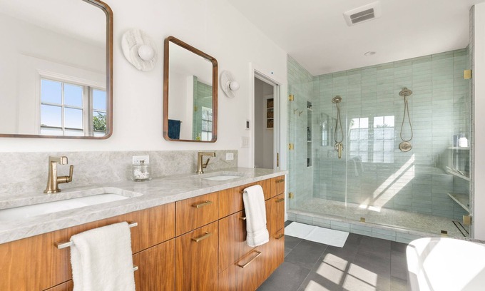 Piedmont House | Remodeled Historic Home 7BR/4BA | NE Portland