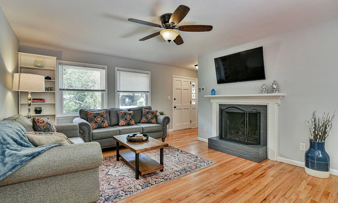 Weaverville House | Remodeled Home 10 min to Downtown Asheville/Weaverville/Fireplace/Gas Fire Pit