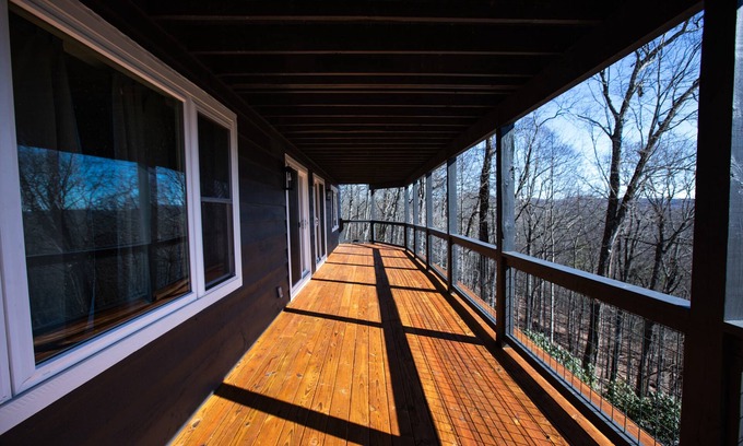 Highlands House | Remodeled Mountain Haven. 1.5 miles from Main Street. EV Charger at Home.