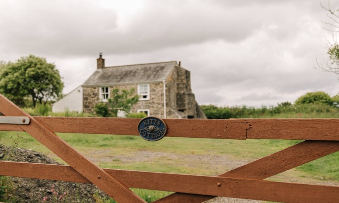 Redruth Cottage | Remote Cottage with Woodburner Surrounded by Farmland