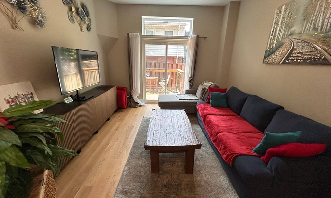 Parkdale House | Renovated 2-Bedroom Home Roncesvalles Village, Toronto-Inquire Short Stays