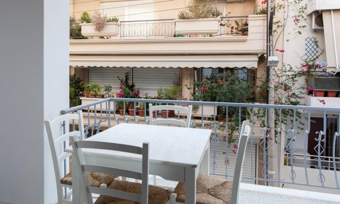 Neos Kosmos House | Renovated 2025 4 Bdr House Near Acropolis - New Beds Terrace Green Yard