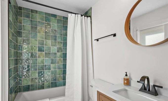 Warren Apartment | RENOVATED, 4 beds! Walk to Water w/Parking, Historic District