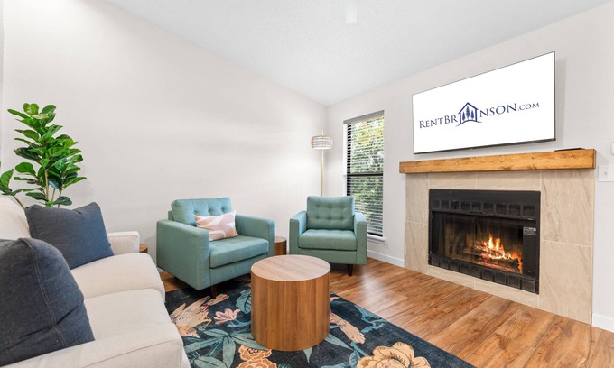 Kimberling City House | Renovated Bungalow-Walking Trail to Table Rock-Cmty Pool, Pickleball, Mini Golf & More-Free Tickets