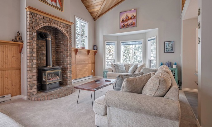 Silver Star Mountain Ski Chalet | Renovated Home - Best location on Mountain - Steps from the Trails and Village!