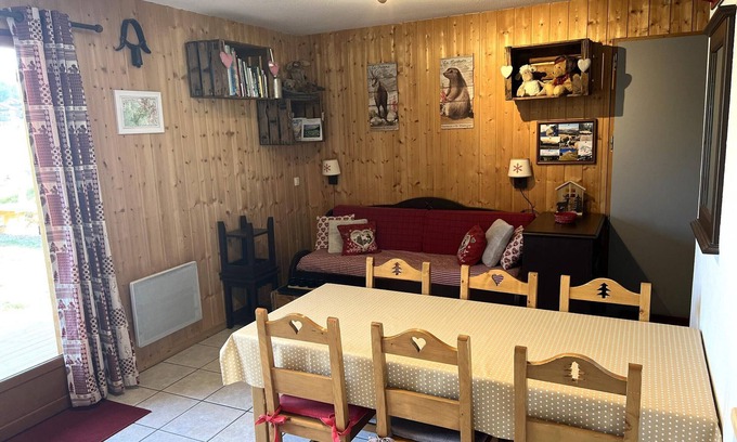 La Joue du Loup Ski Chalet | Renovated chalet for 6, Smart TV, WiFi, parking, pets allowed