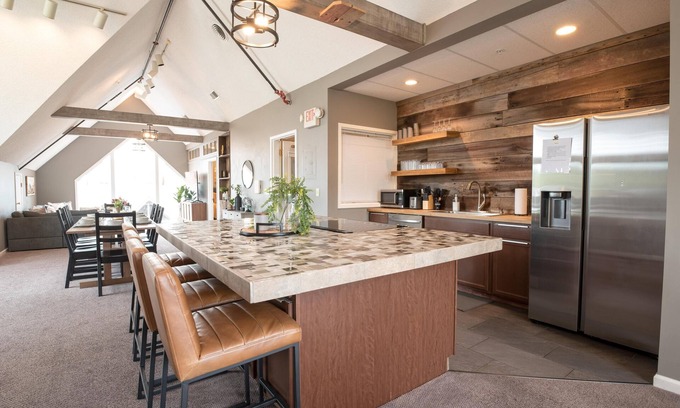 Nashville Condo | Renovated condo overlooking downtown Nashville. Steps to dining, shopping!