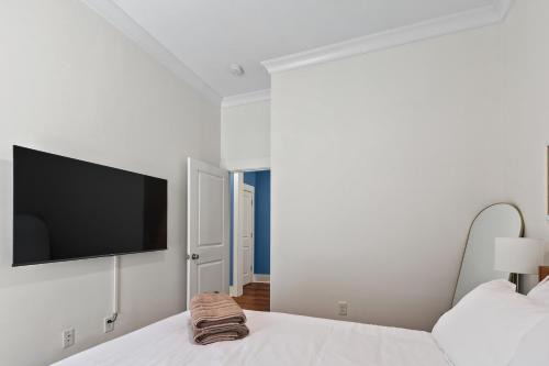 Dixon Park House | Renovated Dog Friendly Duplex Near Food & Fun Fully Fenced Yard and Private Parking