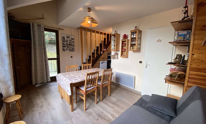 Beaufort Apartment | Renovated duplex for 6 people with loggia near slopes