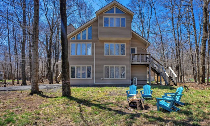 Gouldsboro Ski Chalet | Renovated Escape in Mountain Resort. Lake, Pool, Kayak, Family and Pet Friendly!