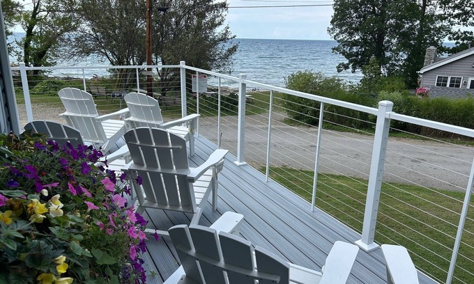 North East House | Renovated Family Lake House - 50' from Lake Erie shore - no cliff