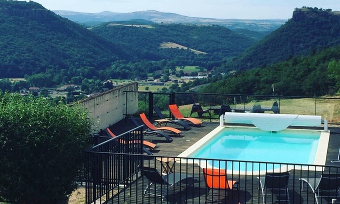 Massiac House | RENOVATED FARMHOUSE 26 PERS HEATED POOL