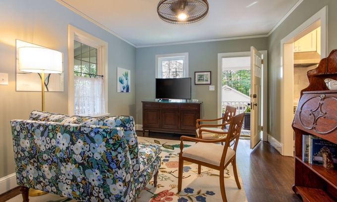Athens House | Renovated Five Points Carriage House with Private Fenced Yard! Pet Friendly!