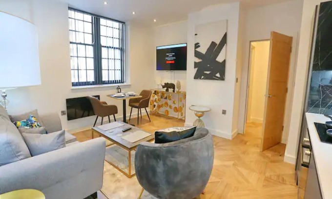 Salford Apartment | Renovated Flat With King Bed In The Heart Of Manc